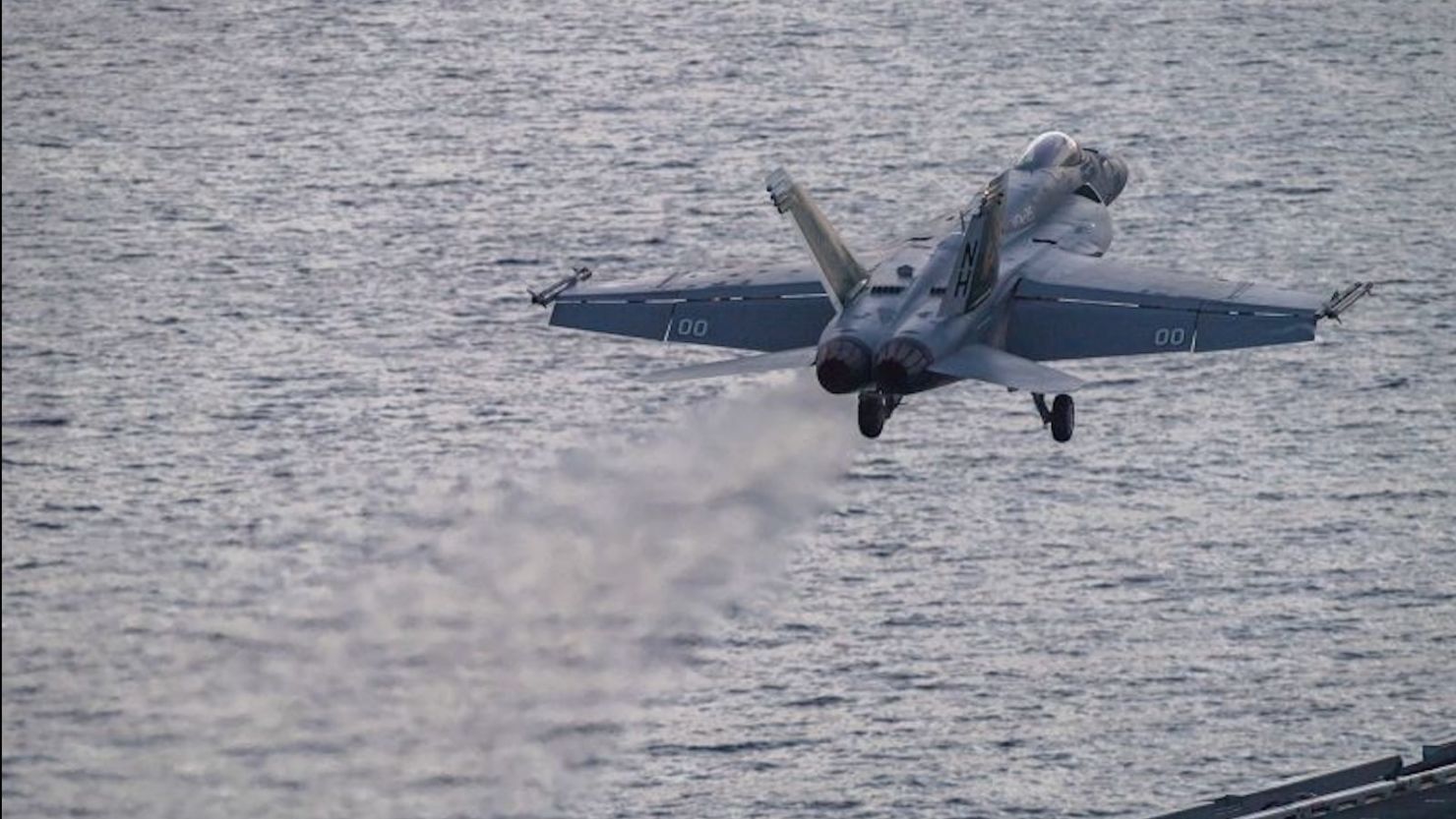 Un F/A-18 Super Hornet despega de la cubierta de vuelo del portaaviones USS Theodore Roosevelt el 5 de julio de 2024, en el Mar de China Meridional.