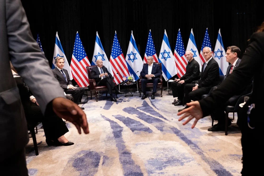 El secretario de Estado Antony Blinken y el presidente Joe Biden se unieron a Netanyahu y otros funcionarios israelíes en Tel Aviv, Israel, en octubre en una marcada muestra de apoyo en tiempos de guerra. Brendan Smialowski/AFP/Getty Images