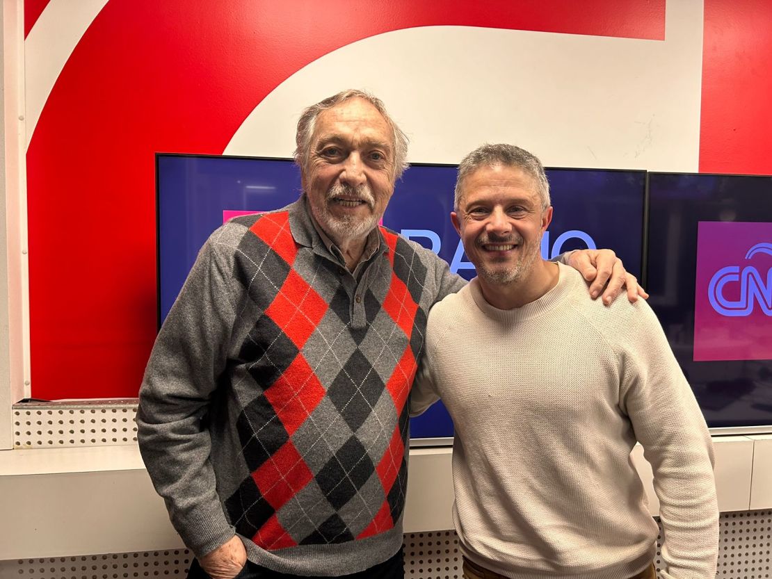 Luis Brandoni en los estudios de CNN Radio junto a Hernán Harris.