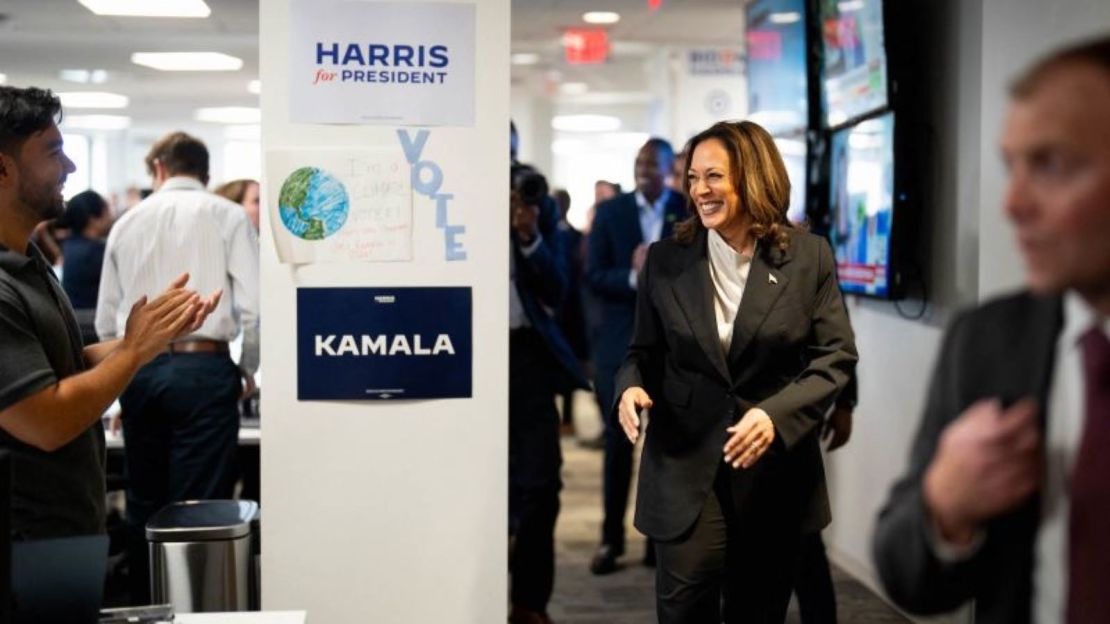 La vicepresidenta Kamala Harris saluda al personal en la sede de la campaña en Wilmington, Delaware, el 22 de julio de 2024.