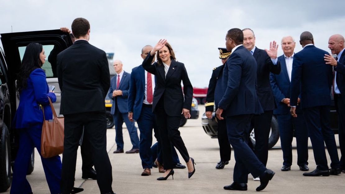 La vicepresidenta de Estados Unidos, Kamala Harris, saluda a su llegada a la base de la Guardia Aérea Nacional de Delaware en New Castle, Delaware, el 22 de julio de 2024.