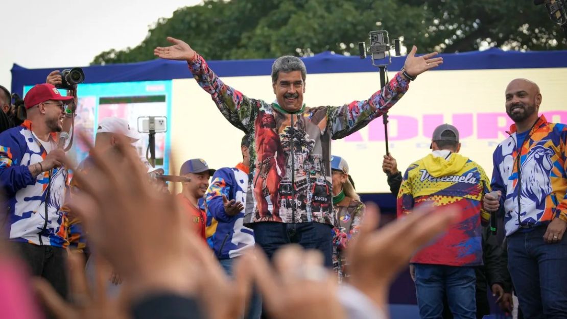 El presidente de Venezuela, Nicolás Maduro, hace gestos a sus partidarios durante un mitin de campaña en el sector de Catia, en el oeste de Caracas, el 18 de julio de 2024. Matías Delacroix/AP