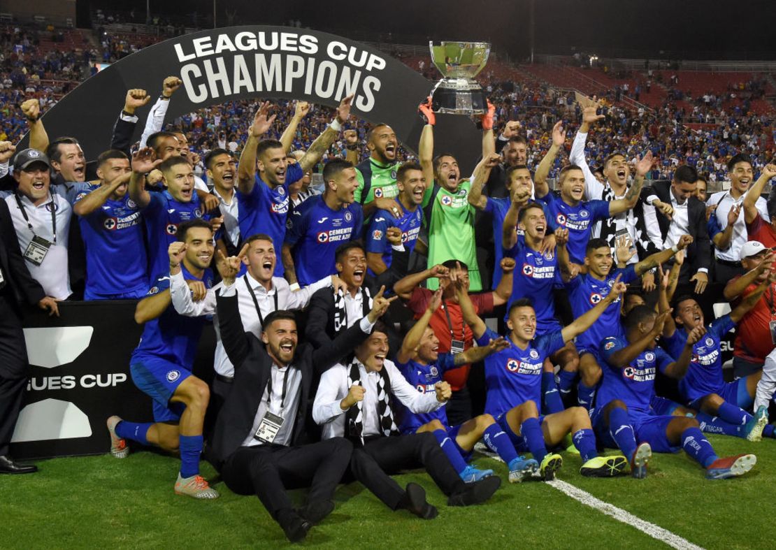 Jesús Corona, de Cruz Azul, levanta el trofeo mientras sus compañeros y él celebran la victoria 2-1 sobre Tigres en la final de la Leagues Cup, en el Sam Boyd Stadium el 18 de septiembre de 2019 en Las Vegas, Nevada.