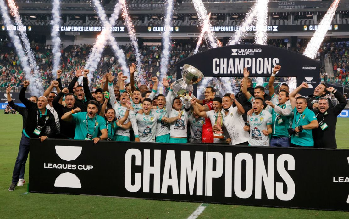 Integrantes del club León celebran después de que el equipo derrotó a Seattle Sounders 3-2 para ganar la final de la Leagues Cup 2021 en el Allegiant Stadium, el 22 de septiembre de 2021 en Las Vegas, Nevada.