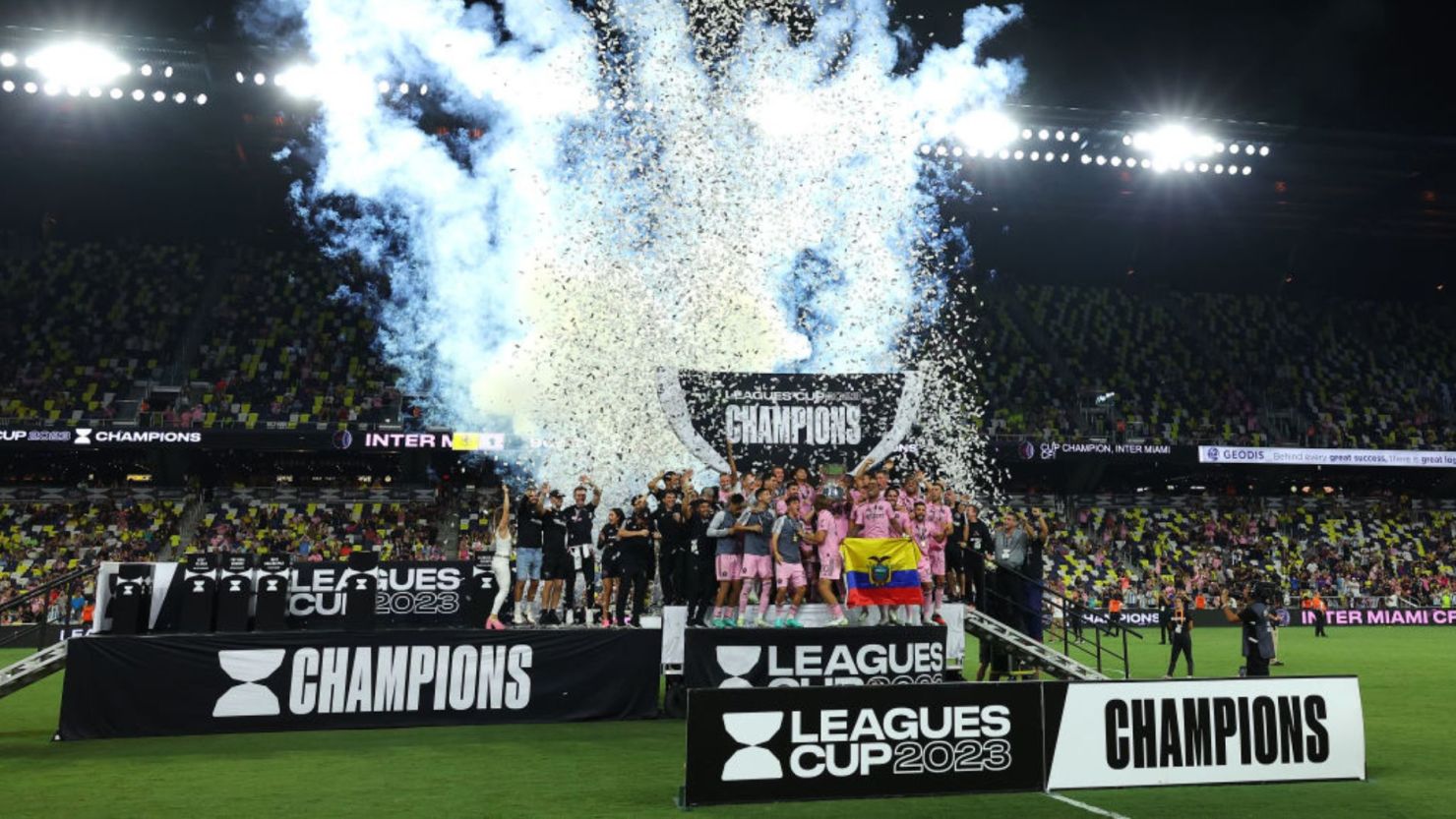 El Inter Miami celebra después de derrotar al Nashville para ganar la final de la Leagues Cup 2023 entre el Inter Miami CF y el Nashville SC en el GEODIS Park el 19 de agosto de 2023 en Nashville, Tennessee.