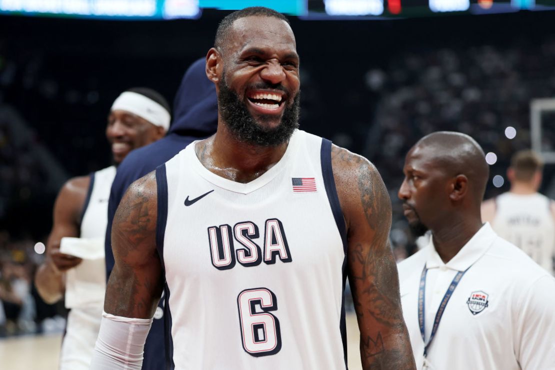 LeBron James #6 del equipo de baloncesto de Estados Unidos durante un partido de exhibición contra Serbia antes de los Juegos Olímpicos de París en Etihad Arena el 17 de julio de 2024 en Abu Dhabi, Emiratos Árabes Unidos. Crédito: Christopher Pike/Getty Images