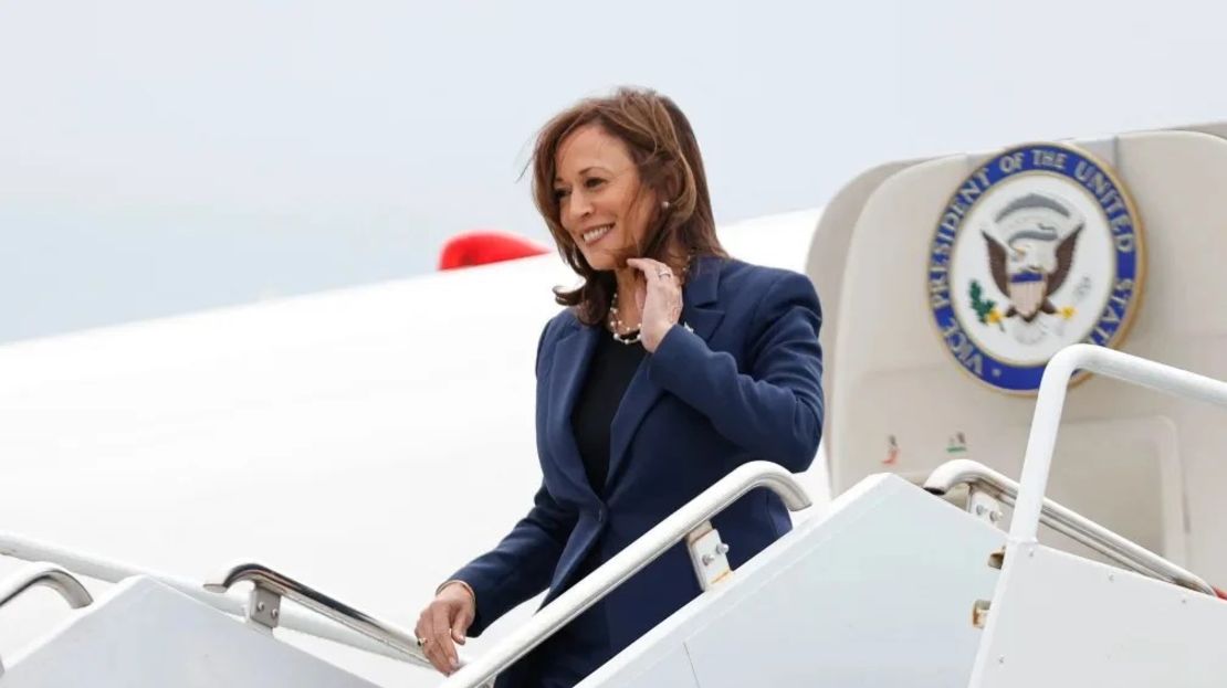 La vicepresidenta Kamala Harris desciende del Air Force Two en el Aeropuerto Internacional Mitchell de Milwaukee el martes.