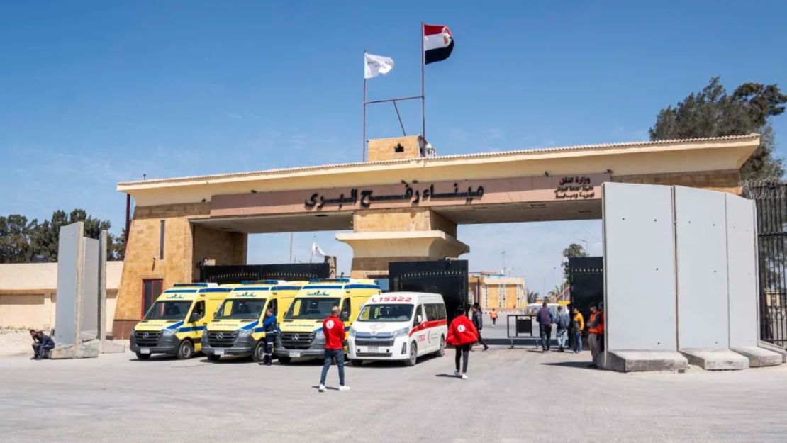 Ambulancias alineadas frente al lado egipcio del cruce de Rafah durante la visita del Secretario General de las Naciones Unidas, Antonio Guterres, el 23 de marzo.