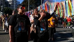del público llegan como parte de una marcha de protesta antes de la publicación del informe de la Comisión Real de Investigación sobre el Abuso en el Cuidado en el Parlamento el 24 de julio de 2024 en Wellington, Nueva Zelandia Hagen.