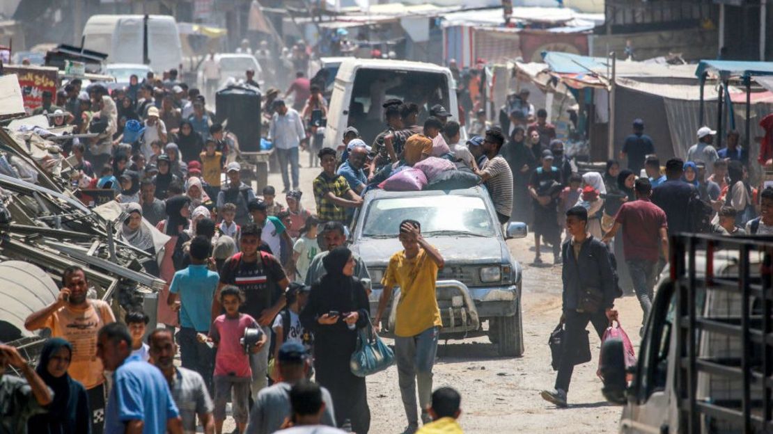 Los civiles palestinos se alejan de los distritos orientales de Khan Yunis, en el sur de la Franja de Gaza, tras las órdenes de evacuación del ejército israelí el 22 de julio de 2024, (Foto: BASHAR TALEB/AFP vía Getty Images).