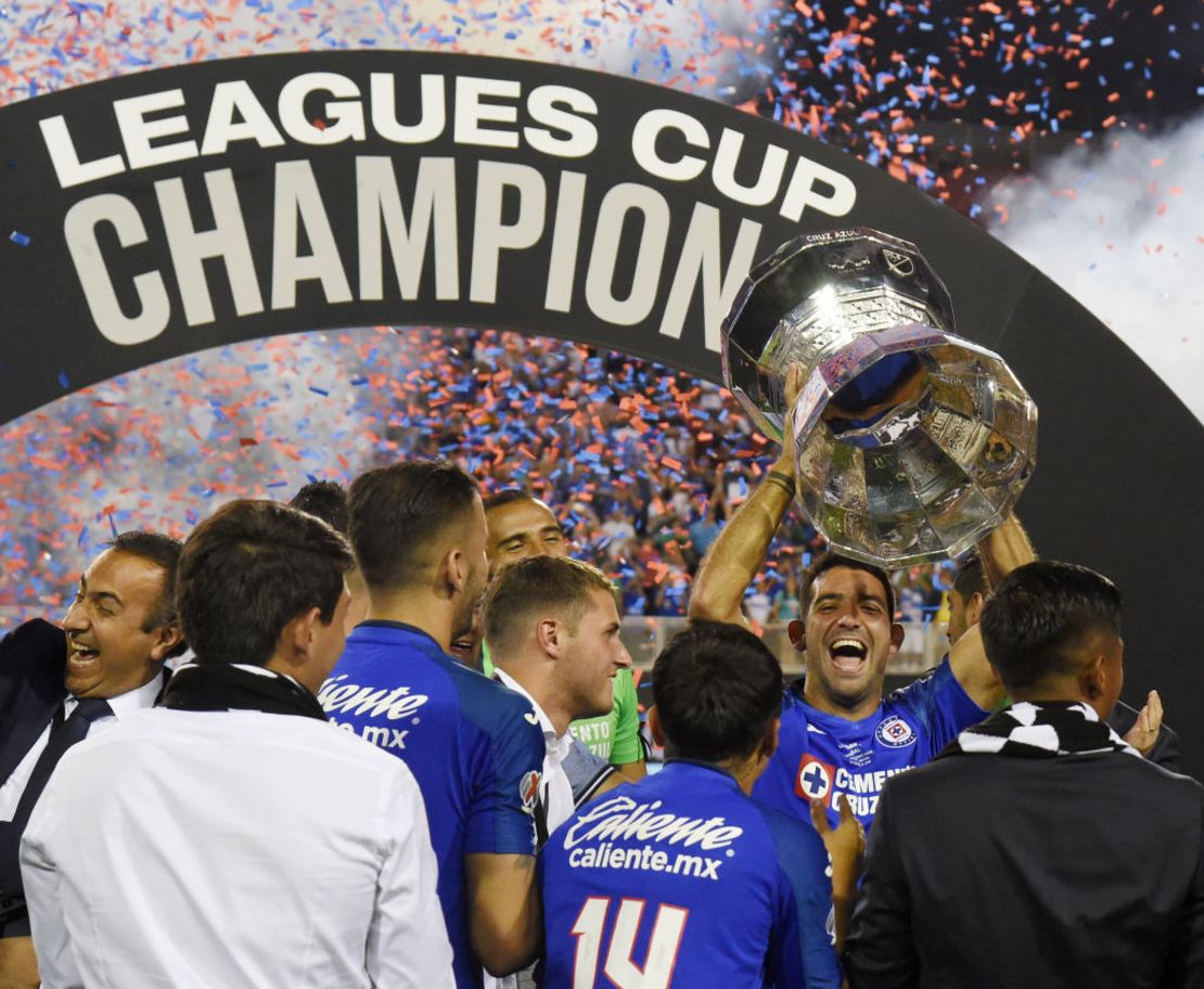 Martín Cauteruccio, de Cruz Azul, sostiene el trofeo mientras sus compañeros y él celebran su victoria 2-1 ante los Tigres en la final de la Leagues Cup 2019 en el Estadio Sam Boyd, el 18 de septiembre de 2019 en Las Vegas, Nevada.