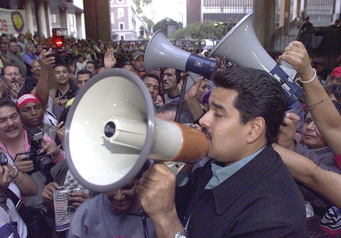 Nicolás Maduro, diputado del Movimiento Quinta República (MVR), el partido de gobierno, se dirige el 2 de marzo de 2004 en Caracas a una multitud de partidarios del presidente Hugo Chávez, quienes se reunieron para celebrar después de que el Consejo Nacional Electoral (CNE), la autoridad electoral de Venezuela, anunciara el martes que la oposición no había logrado suficiente firmas para convocar a un referéndum que podría destituir a Chávez de su cargo antes de que finalice su mandato.
