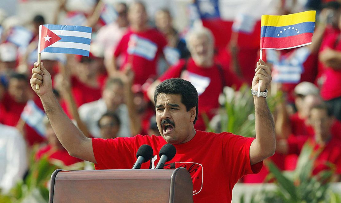 LA HABANA, CUBA: El presidente de la Asamblea Nacional de Venezuela, Nicolás Maduro, pronuncia un discurso durante una manifestación masiva en la Plaza de la Revolución de La Habana, el 1 de mayo de 2005.