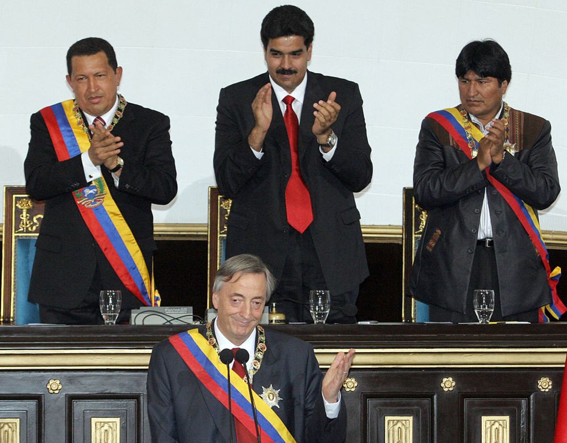 El presidente de Argentina, Néstor Kirchner, pronuncia un discurso frente al presidente de Venezuela Hugo Chávez, el presidente de la Asamblea Nacional del país, Nicolás Maduro, y el presidente de Bolivia, Evo Morales en la sede del Parlamento en Caracas el 5 de julio del 2006.