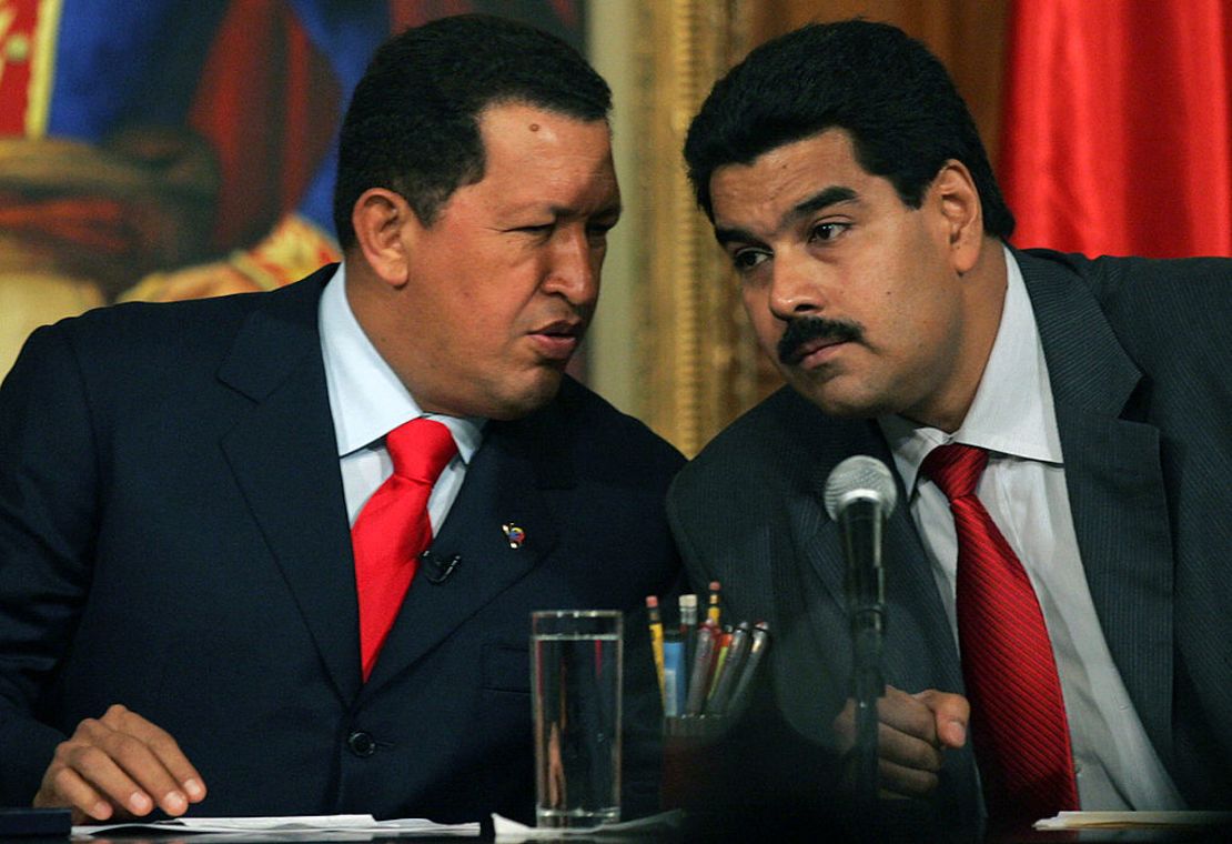 El presidente Hugo Chávez (izq.) habla con el ministro de Asuntos Exteriores venezolano, Nicolás Maduro, durante la firma de un acuerdo con empresarios chinos el 17 de octubre de 2006 en el palacio presidencial de Miraflores, en Caracas.