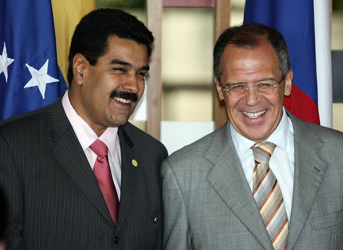 El Ministro de Relaciones Exteriores de Rusia, Sergei Lavrov (R), comparte una broma con su homólogo venezolano, Nicolás Maduro, en el Palacio de Itamaraty en Brasilia, Brasil, el 15 de diciembre de 2006, durante la reunión de Ministros Exteriores del Mercosur.