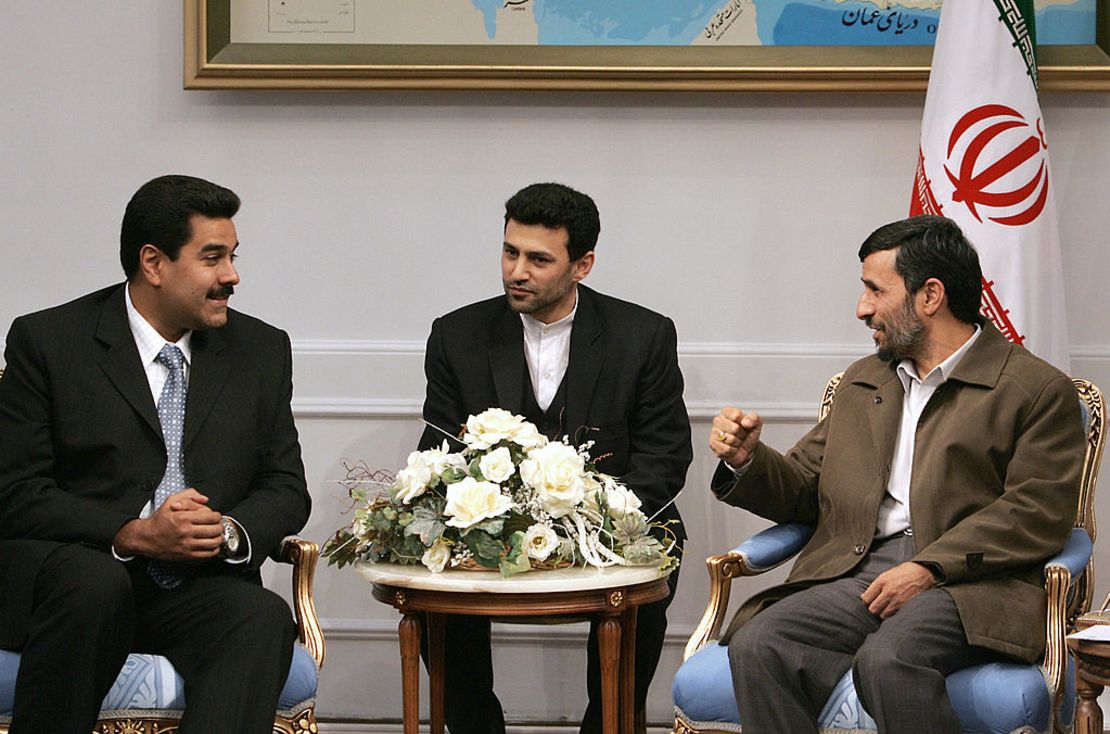 El presidente de Irán, Mahmoud Ahmadinejad (derecha) se reúne con el Ministro de Asuntos Exteriores de Venezuela, Nicolás Maduro (izq), en Teherán, el 06 de marzo de 2007.