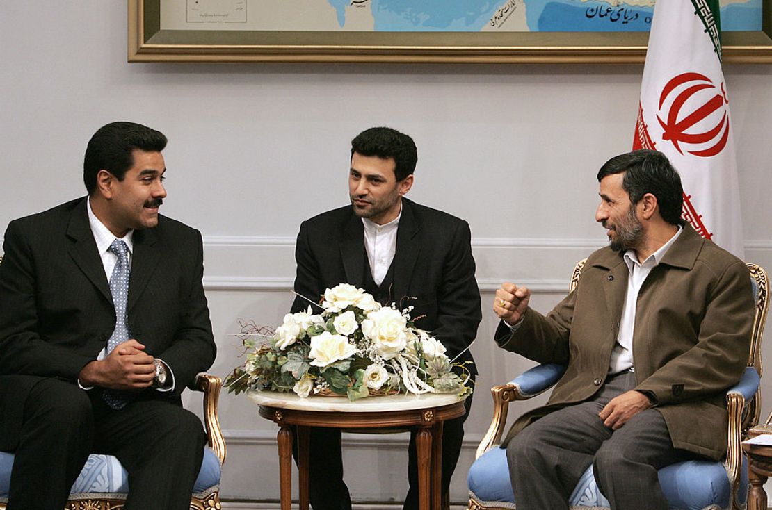 El presidente de Irán, Mahmoud Ahmadinejad, se reúne con el canciller de Venezuela, Nicolás Maduro, en Teherán, el 6 de marzo de 2007.