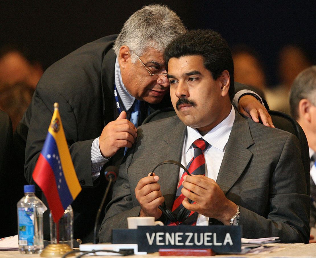 El ministro de Relaciones Exteriores de Venezuela, Nicolás Maduro, escucha a un hombre no identificado durante la tercera sesión plenaria de la 37ª reunión de la Organización de Estados Americanos (OEA), en la Ciudad de Panamá, el 5 de junio de 2007.