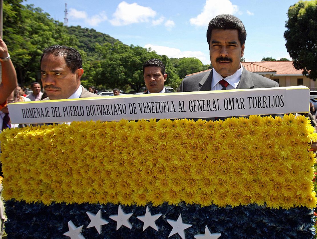 El ministro de Relaciones Exteriores de Venezuela, Nicolás Maduro y el viceministro de Relaciones Exteriores, Vladimir Villegas, sostienen una corona de flores que se dejará frente a un busto del expresidente de Panamá, Omar Torrijos, en el marco de la 37ª reunión de Organización de Estados Americanos (OEA), en Ciudad de Panamá, 5 de junio de 2007.