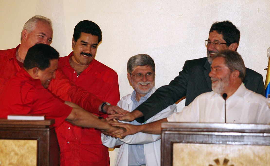 El presidente de Venezuela, Hugo Chávez, su homólogo brasileño Luiz Inácio Lula da Silva, el presidente de PDVSA, Rafael Ramírez (izq.), el canciller de Venezuela, Nicolás Maduro (tercero-izq), su homólogo brasileño Celso Amorim (C) y el presidente de Petrobras, José Sergio Gabrielli, juntan sus manos durante una conferencia de prensa después de firmar acuerdos petroquímicos en Manaos, en la Amazonia brasileña, el 20 de septiembre de 2007.