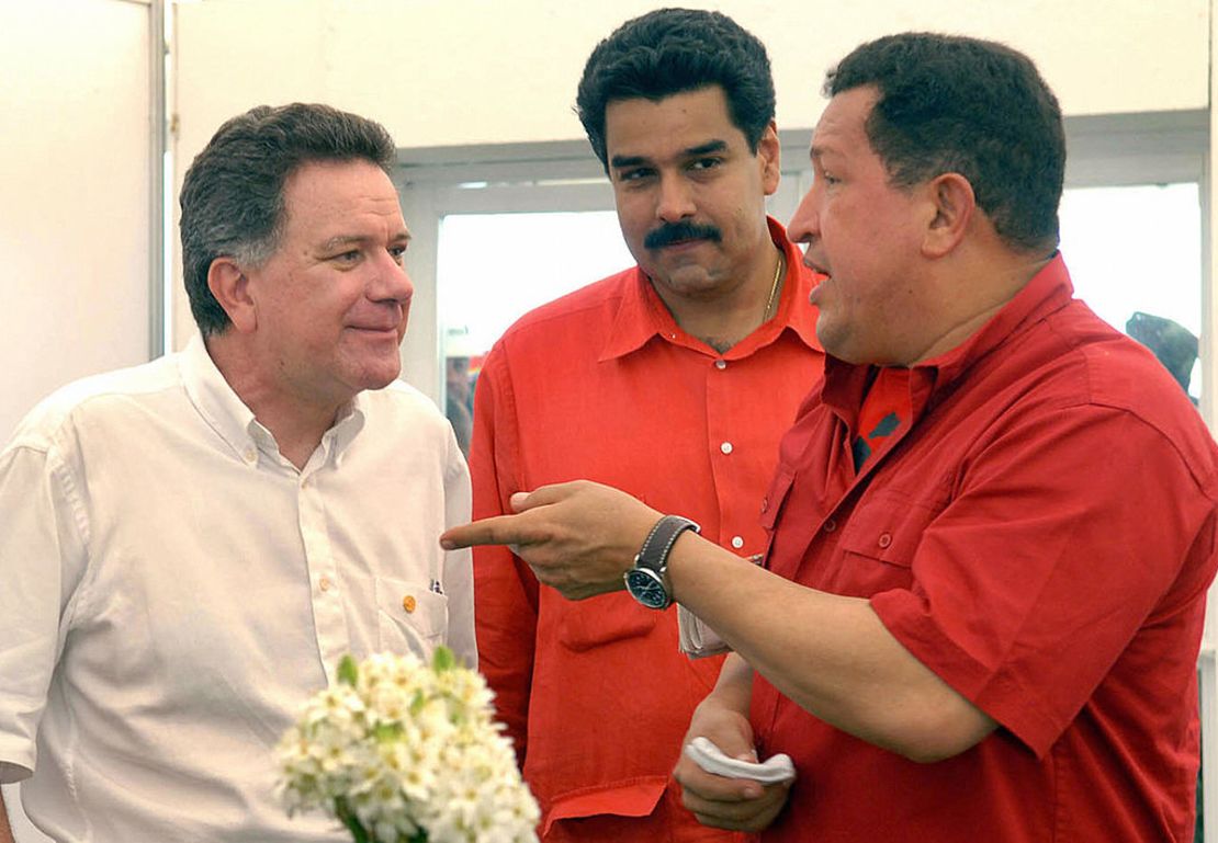 El presidente venezolano Hugo Chávez conversa con el Alto Comisionado para la Paz de Colombia, Luis Carlos Restrepo y con el Ministro de Relaciones Exteriores de Venezuela, Nicolás Maduro, durante la ceremonia de inauguración de un gasoducto que conecta Colombia y Venezuela el 12 de octubre de 2007 en Ballenas, Colombia.