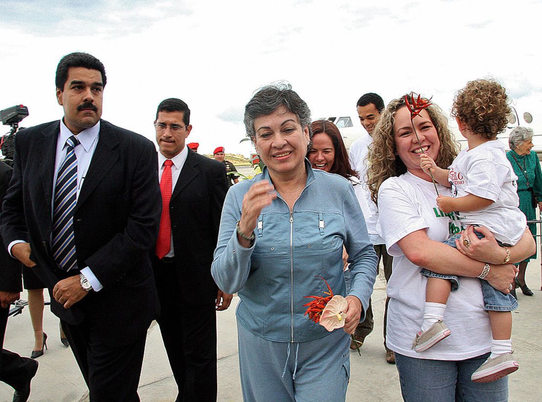 La política colombiana Consuelo González camina junto al ministro de Relaciones Exteriores de Venezuela, Nicolás Maduro, su hija Patricia Perdomo y su nieta María Juliana, a su llegada al aeropuerto internacional de Maiquetía en Caracas, el 10 de enero de 2008, después de su liberación por parte de la guerrilla de las Fuerzas Armadas Revolucionarias de Colombia. González y Clara Rojas estuvieron secuestrados por las FARC durante más de cinco años