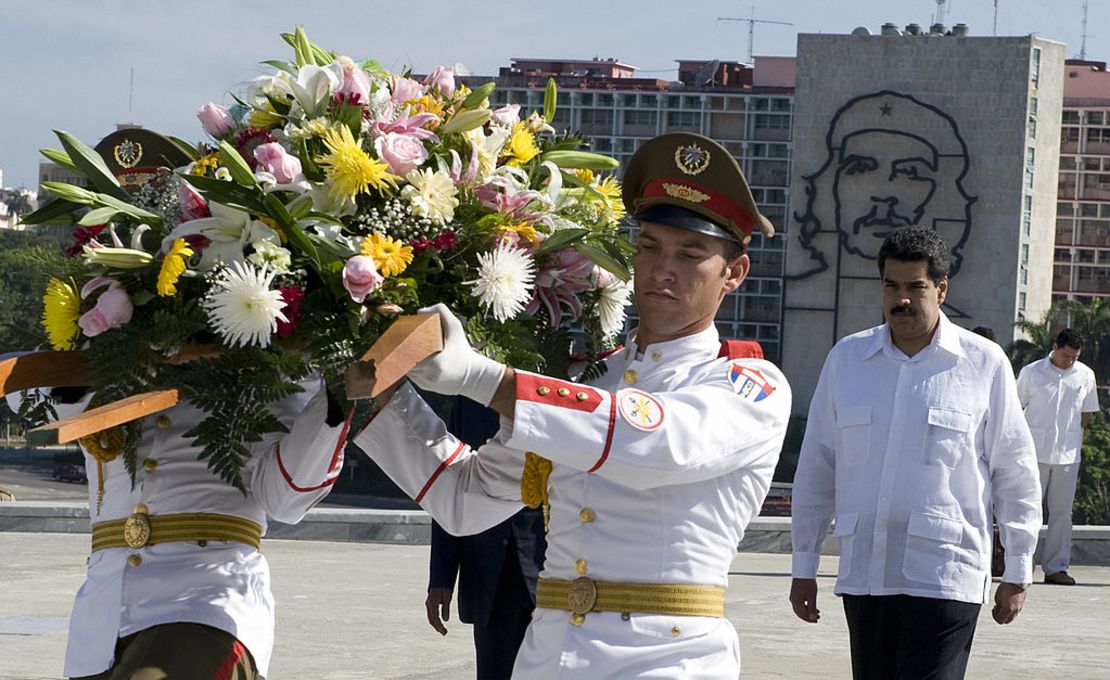 El ministro de Relaciones Exteriores de Venezuela, Nicolás Maduro, se dirige hacia el monumento al héroe nacional cubano José Martí (no en el marco) para depositar una corona de flores el 28 de mayo de 2008 en la Plaza de la Revolución de La Habana.