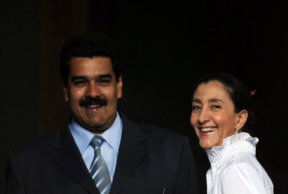 El ministro de Relaciones Exteriores de Venezuela, Nicolás Maduro (i), y la exrehén franco-colombiana de las FARC, Ingrid Betancourt, sonríen antes de su reunión con el presidente Hugo Chávez en el palacio presidencial de Miraflores en Caracas, el 8 de diciembre de 2008.