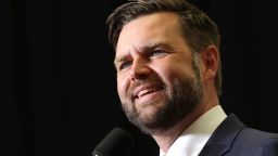El senador J. D. Vance habla en un mitin de campaña en Radford, Virginia, el lunes.