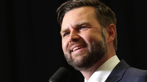 El senador J. D. Vance habla en un mitin de campaña en Radford, Virginia, el lunes.