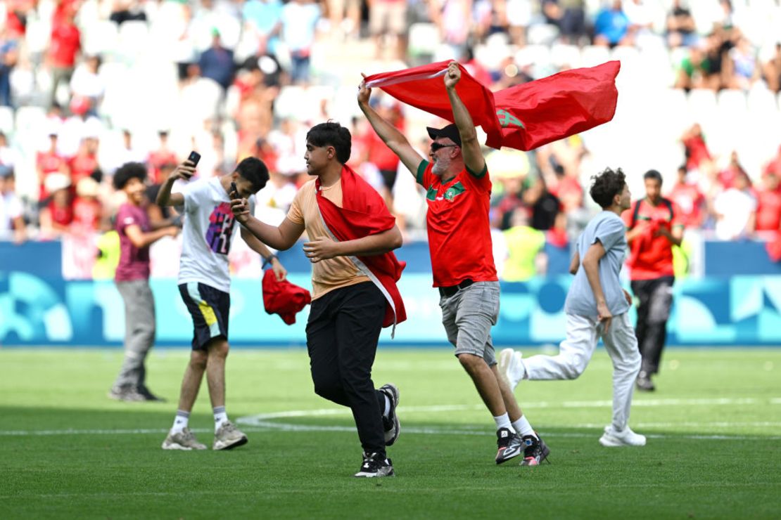 Seguidores de Marruecos invaden el campo durante el partido masculino del grupo B entre Argentina y Marruecos durante los Juegos Olímpicos París 2024 en el Stade Geoffroy-Guichard el 24 de julio de 2024 en Saint-Etienne, Francia. Crédito: Tullio M. Puglia/Getty Images