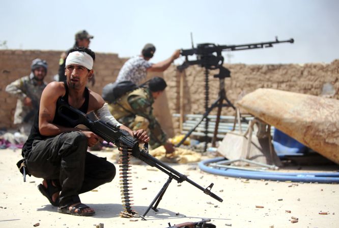 Combatientes iraquíes toman posiciones a las afueras de la refinería de Baiji al norte de Tikrit, en la provincia de Salahaddin, durante una operación conjunta con el Ejército de Iraq para retomar un área que sigue bajo control del ISIS (AFP/Getty Images).