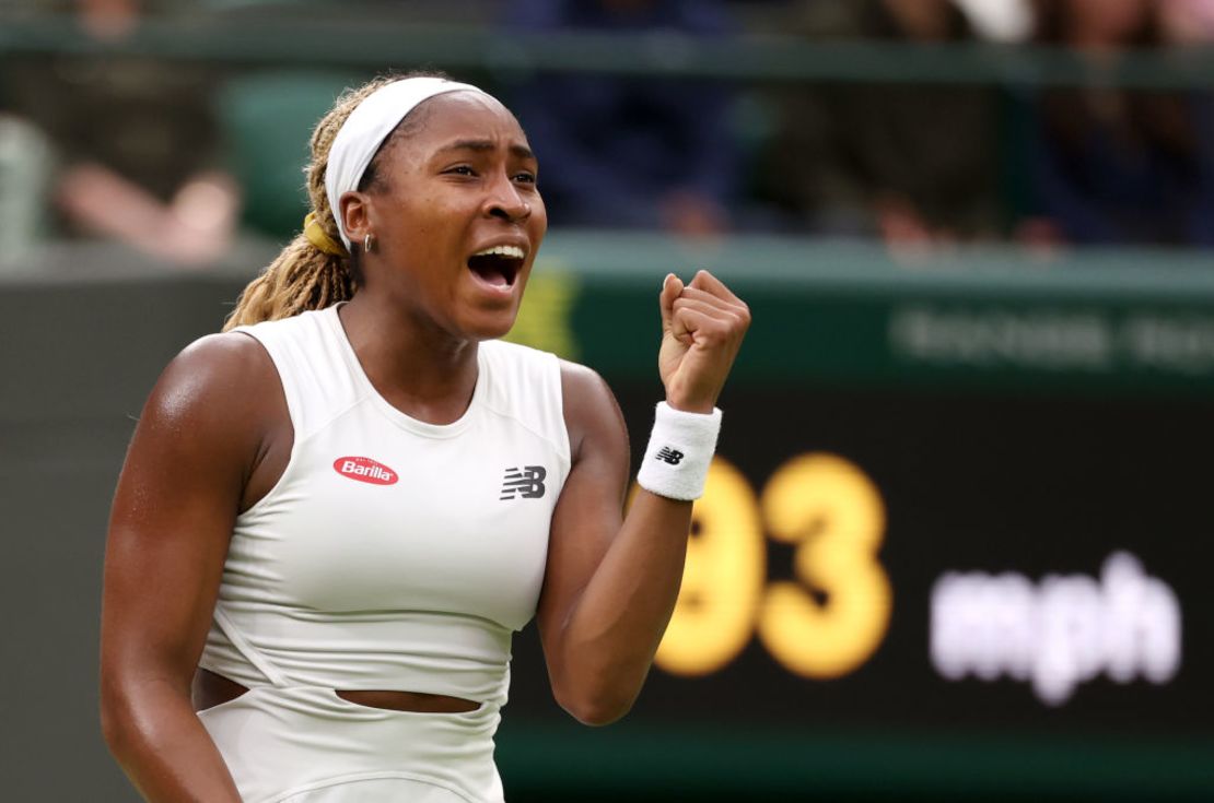 Coco Gauff, de Estados Unidos, celebra el punto de partido ganado contra Sonay Kartal, de Reino Unido, en su partido individual femenino de tercera ronda durante el quinto día del Campeonato de Wimbledon 2024 en el All England Lawn Tennis and Croquet Club el 05 de julio de 2024 en Londres, Inglaterra. Crédito: Sean M. Haffey/Getty Images