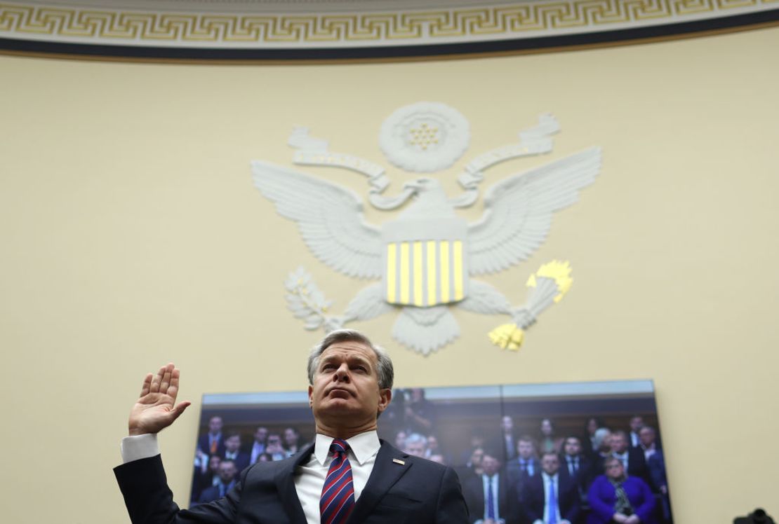 El director del FBI, Christopher Wray, presta juramento antes de testificar ante la Comisión Judicial de la Cámara de Representantes el 24 de julio de 2024. Crédito: Justin Sullivan/Getty Images