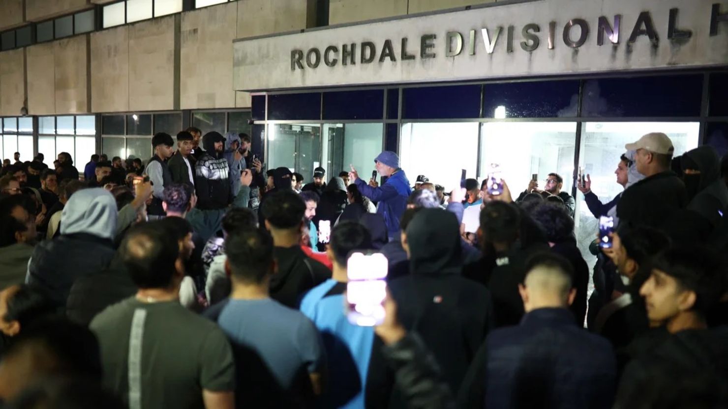 Se ven manifestantes afuera de la sede divisional de la Policía de Gran Manchester en Rochdale, Manchester, Reino Unido, el 24 de julio de 2024.
