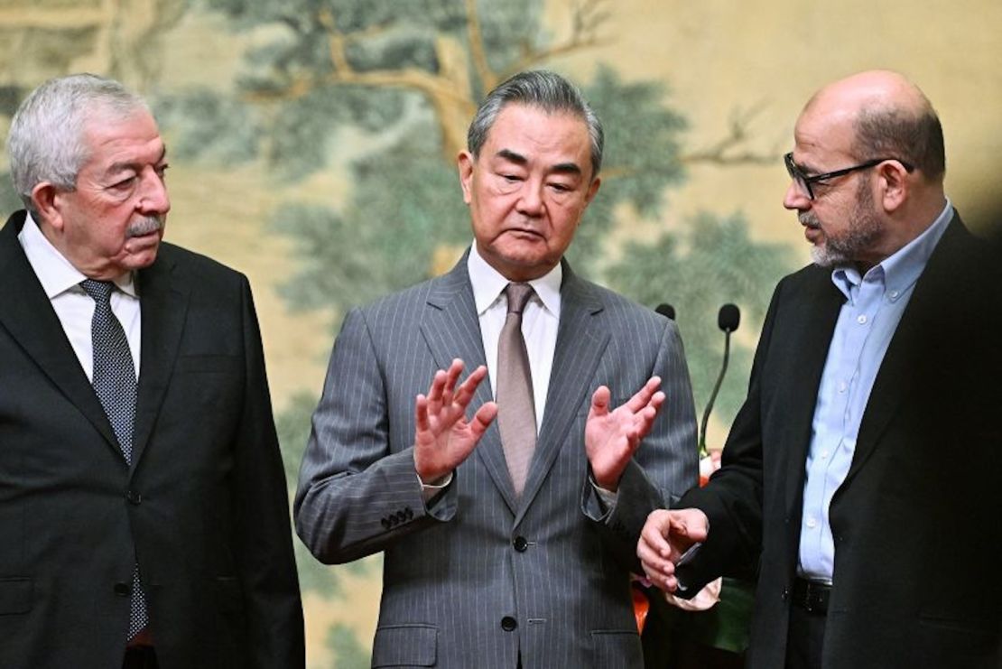 Mahmoud al-Aloul, vicepresidente del Comité Central de Fatah, el ministro de Asuntos Exteriores de China, Wang Yi, y Mussa Abu Marzuk, alto cargo de Hamas, en Beijing el 23 de julio de 2024.