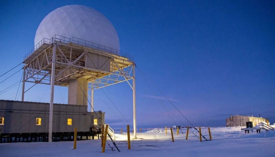 Amanece en el sitio de radar de largo alcance Point Barrow del Mando de Defensa Aeroespacial de América del Norte (NORAD), al norte de la ciudad más septentrional de los Estados Unidos en Utqiagvik, Alaska, el 4 de febrero de 2023. (Foto: Sargento técnico de la Fuerza Aérea de EE. UU. Curt Beach/Reuters/Archivo).