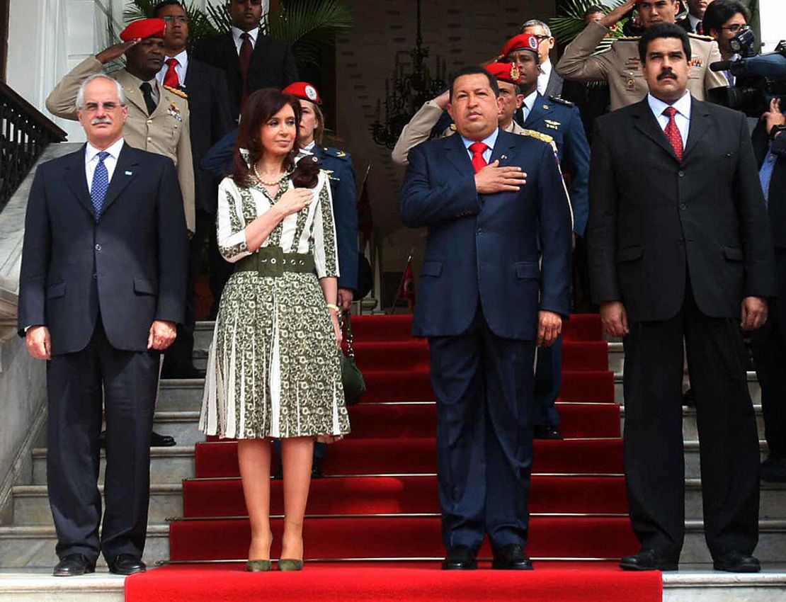 La presidenta argentina Cristina Kirchner (2.a izq.), el ministro de Relaciones Exteriores argentino, Jorge Enrique Taiana (i.), el presidente de Venezuela Hugo Chávez (2.o a la derecha) y el ministro de Relaciones Exteriores de Venezuela, Nicolás Maduro (derecha), durante una ceremonia en el palacio presidencial de Miraflores en Caracas en enero. 22 de diciembre de 2009.