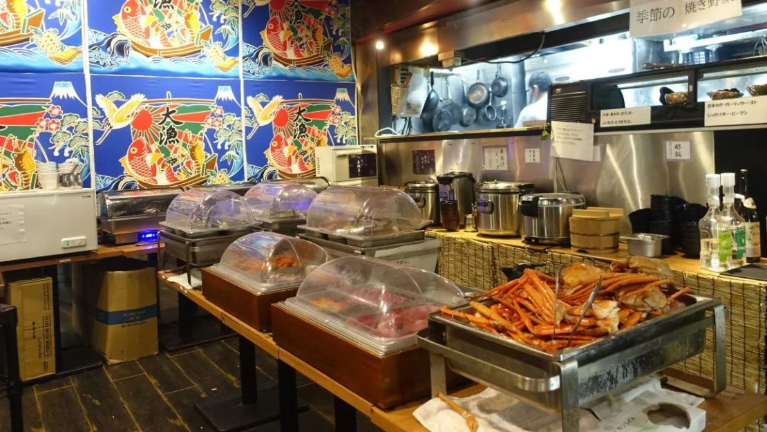 Tamatebako, una parrilla de mariscos con buffette libre en Tokio, ofrece un descuento de 1.000 yenes a los clientes locales. (Foto: Rinka Tonsho/CNN).