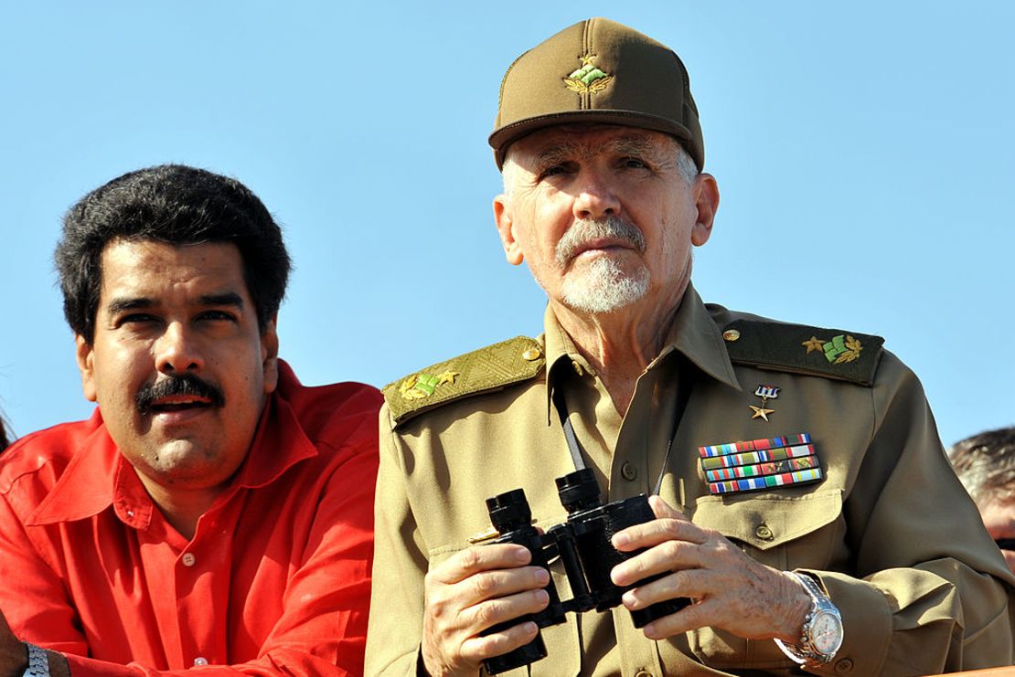 El vicepresidente de Cuba Ramiro Valdez, acompañado por el ministro de Relaciones Exteriores de Venezuela, Nicolás Maduro, observa el desfile del Primero de Mayo el 1 de mayo de 2009 en la Plaza de la Revolución en La Habana.