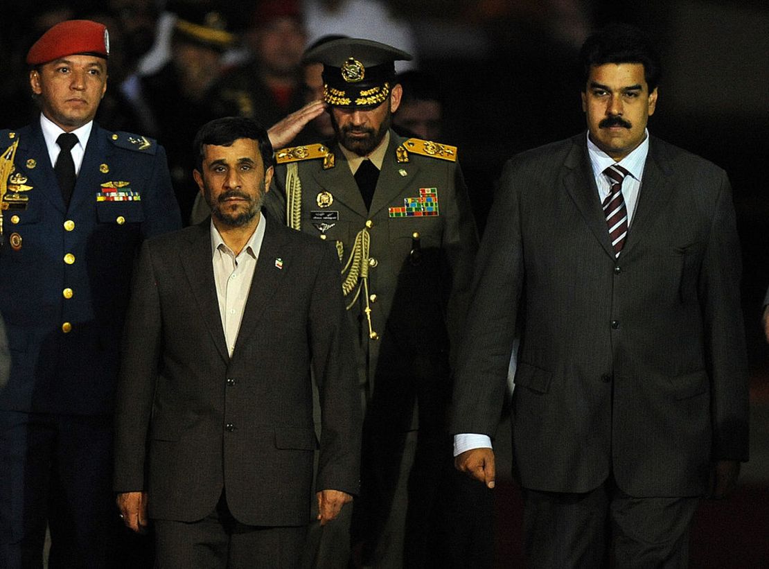 El presidente de Irán Mahmoud Ahmadinejad camina con el ministro de Relaciones Exteriores de Venezuela, Nicolás Maduro, a su llegada al Aeropuerto Internacional Simón Bolívar en Caracas el 24 de noviembre de 2009.