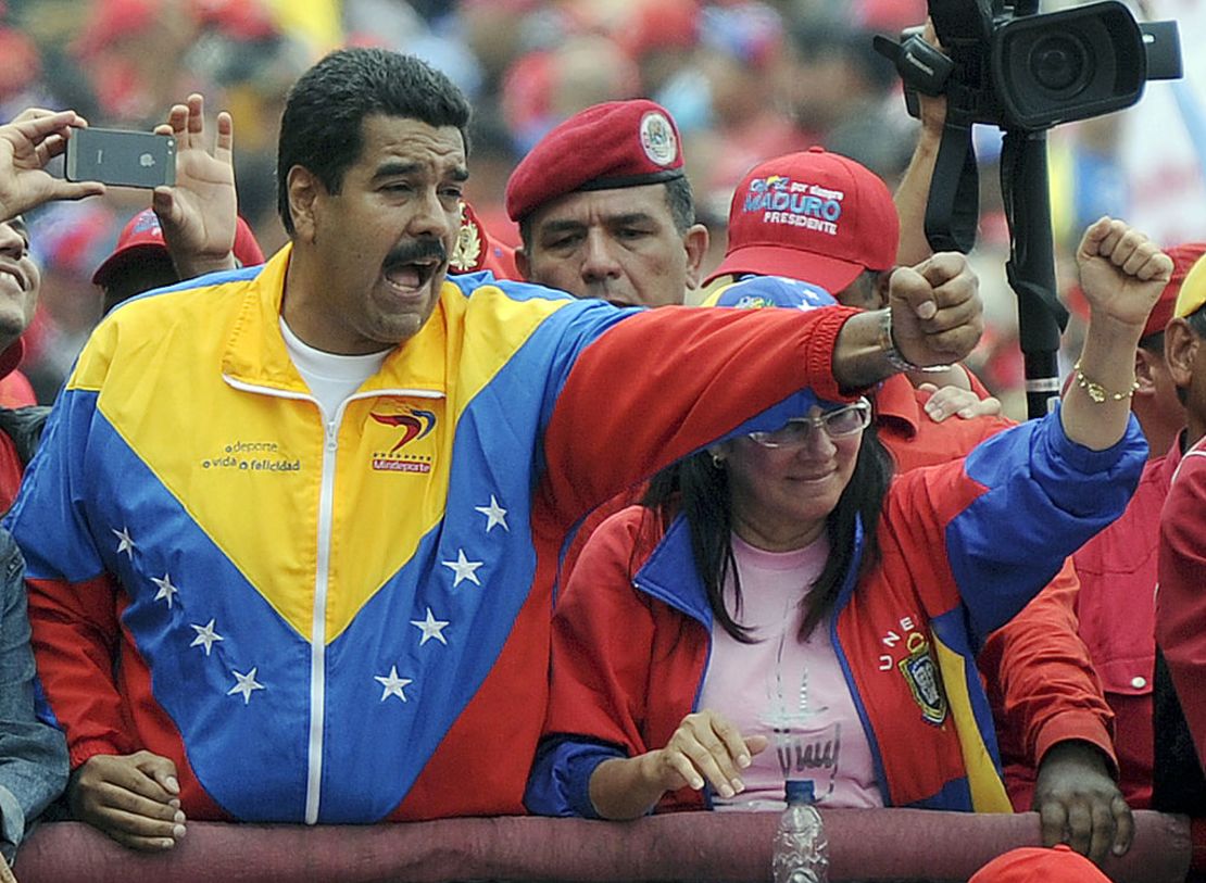 El presidente de Venezuela, Nicolás Maduro (i), participa en un tradicional mitin del Primero de Mayo en Caracas el 1 de mayo de 2013.