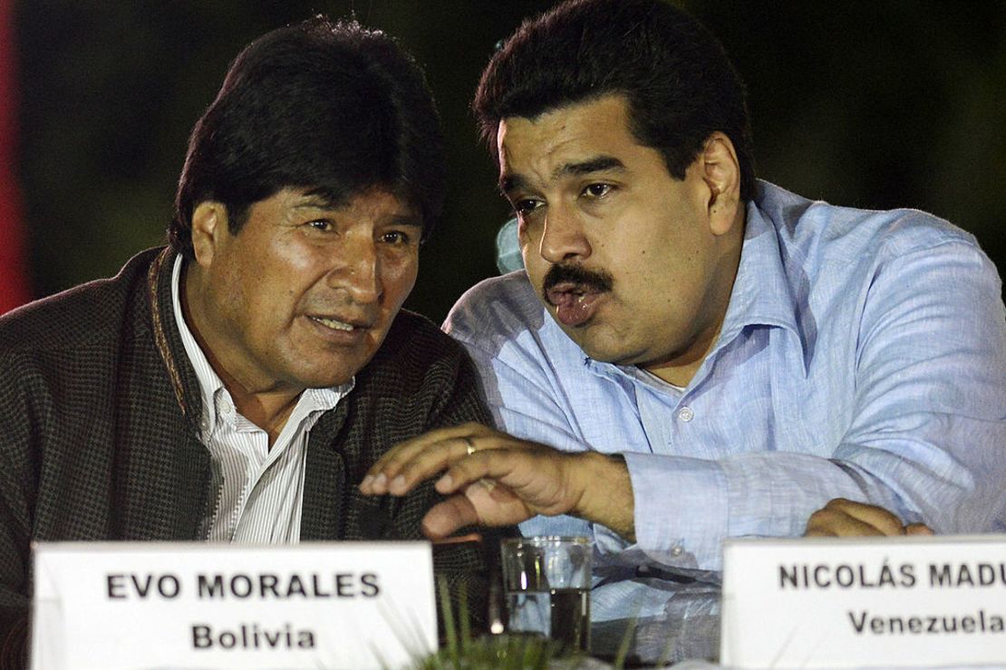 El vicepresidente de Venezuela, Nicolás Maduro, habla con el presidente de Bolivia, Evo Morales, durante las celebraciones del octavo aniversario del ALBA (Alianza Bolivariana para los Pueblos de Nuestra América), en Caracas el 15 de diciembre de 2012.