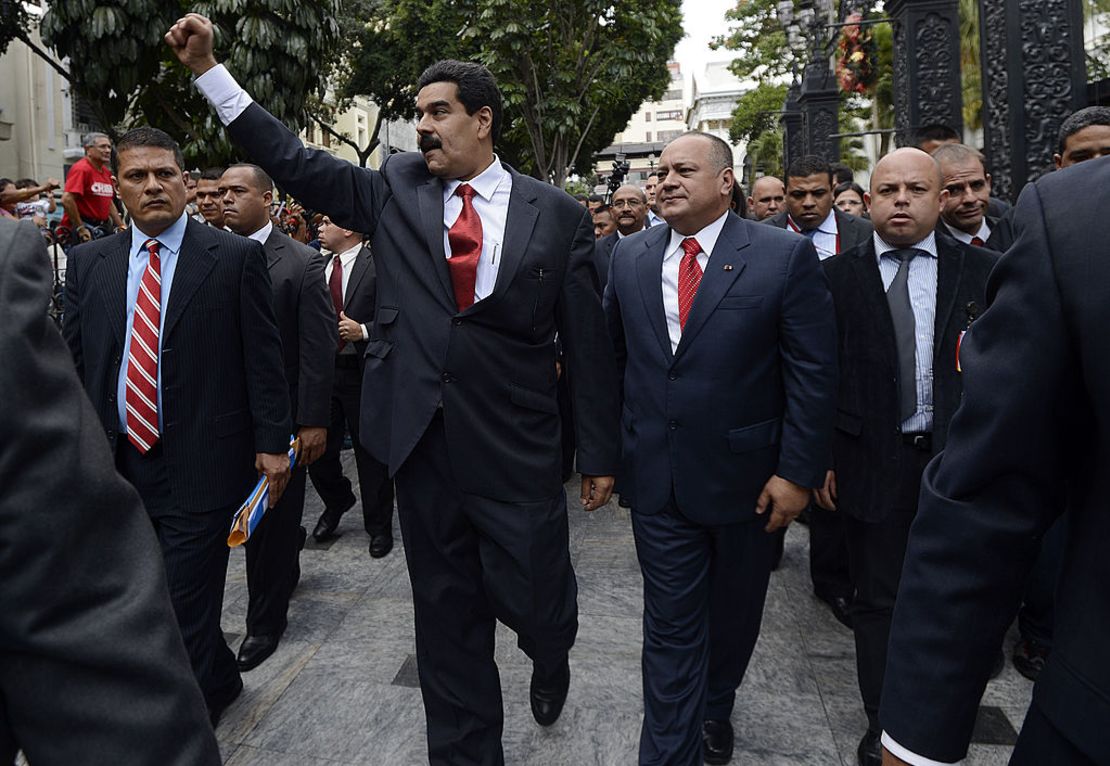 El vicepresidente de Venezuela, Nicolás Maduro (izq.), levanta el puño mientras camina junto al presidente de la Asamblea Nacional venezolana, Diosdado Cabello, después de una sesión de la Asamblea nacional en Caracas el 5 de enero de 2013. Los legisladores venezolanos se reunieron para una votación y debate de liderazgo clave mientras la batalla del presidente Hugo Chávez contra el cáncer parecía casi seguro que retrasaría su toma de juramento para un nuevo mandato de seis años.