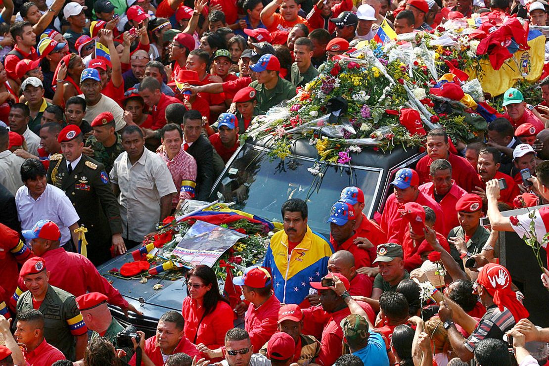 El vicepresidente de Venezuela, Nicolás Maduro y el presidente de Bolivia, Evo Morales (izquierda, camisa blanca) acompañan el cortejo fúnebre del fallecido presidente Hugo Chávez en su camino a la Academia Militar, el 6 de marzo de 2013 en Caracas.