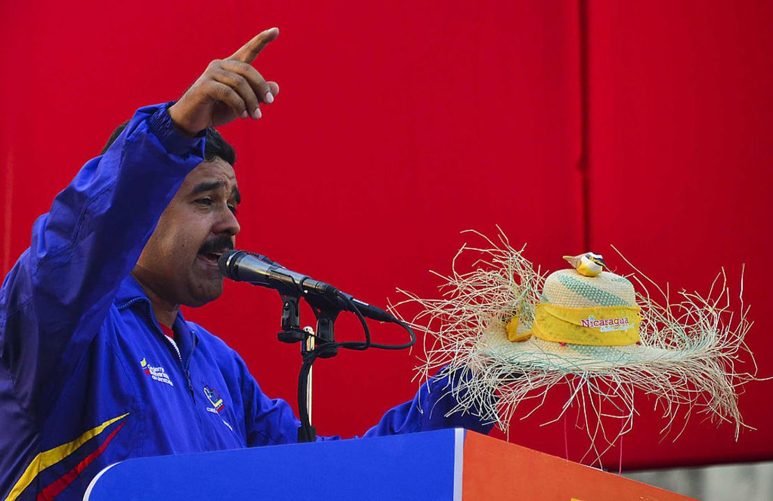 El presidente interino de Venezuela y candidato presidencial, Nicolás Maduro, pronuncia un discurso durante un mitin de campaña en Catia la Mar, estado Vargas, el 9 de abril de 2013.