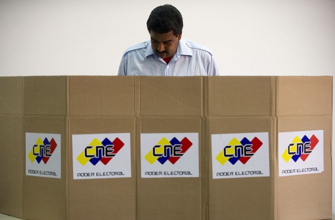 El presidente interino y candidato presidencial venezolano, Nicolás Maduro, vota en Caracas el 14 de abril de 2013.