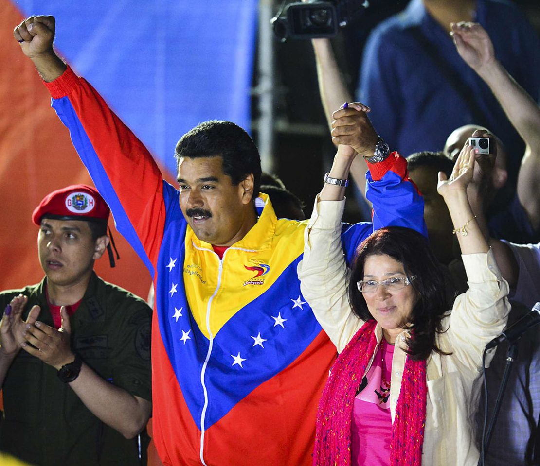 El presidente interino de Venezuela, Nicolás Maduro, celebra junto a su esposa Cilia Flores después de conocer los resultados de las elecciones en Caracas el 14 de abril de 2013.