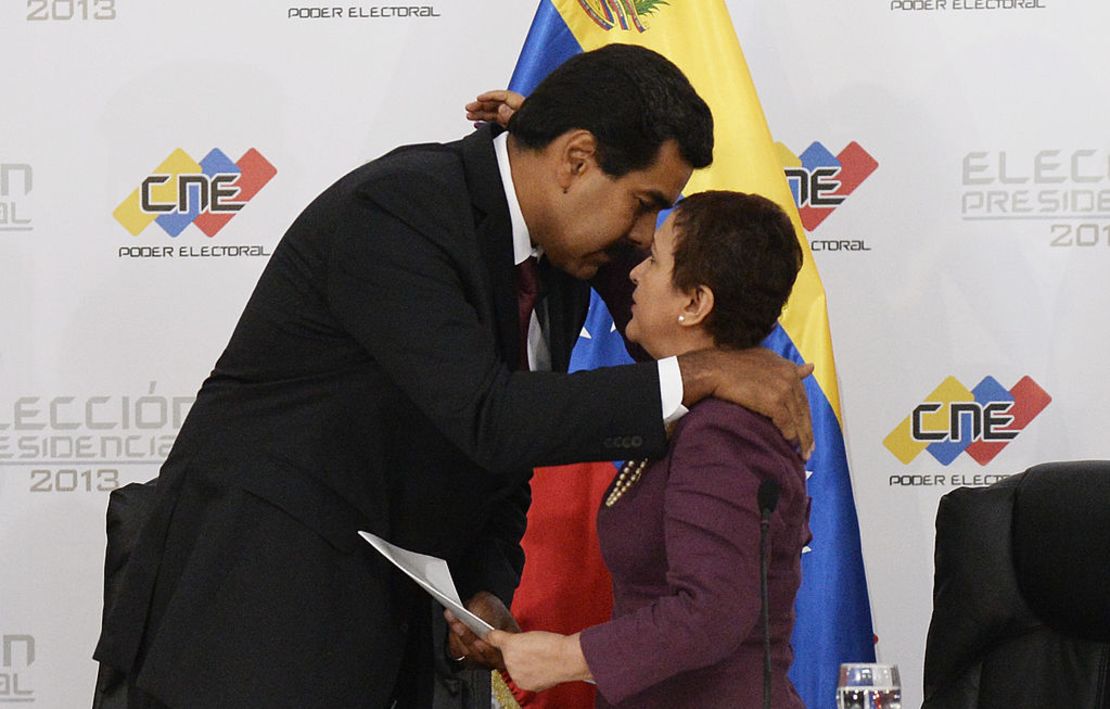 El presidente electo de Venezuela, Nicolás Maduro, abraza al presidente del consejo nacional electoral, Tbisay Lucena, en Caracas el 15 de abril de 2013.